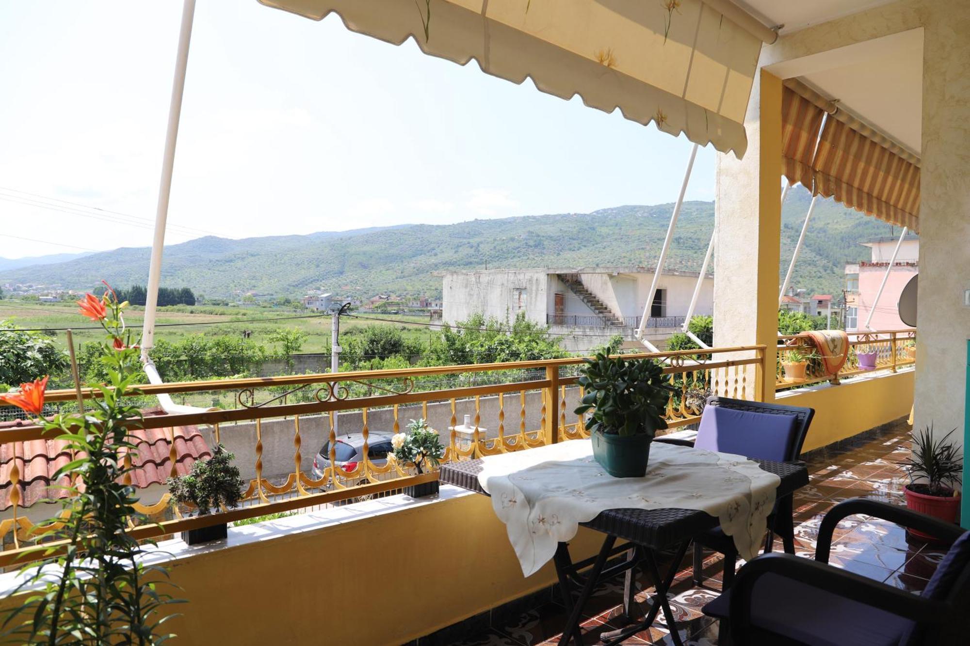 Raisa Guesthouse 12 Berat Exterior photo